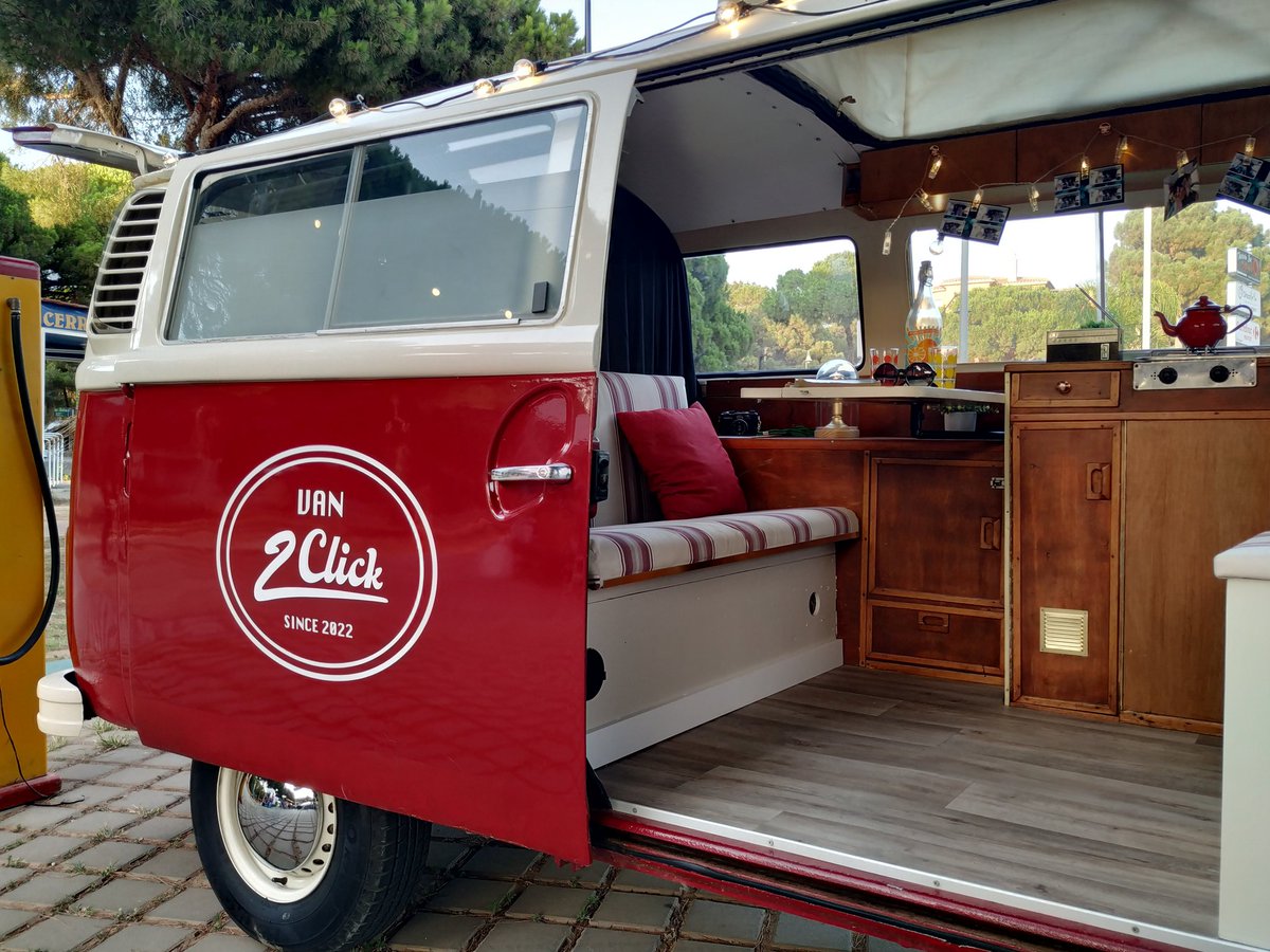 van2click's tweet photo. Tomando un refresco en el Foodtruck de Elviria #photobooth #vwt2 #fotomaton #vintagevan #costadelsol #van2click https://t.co/15mORHpm4W