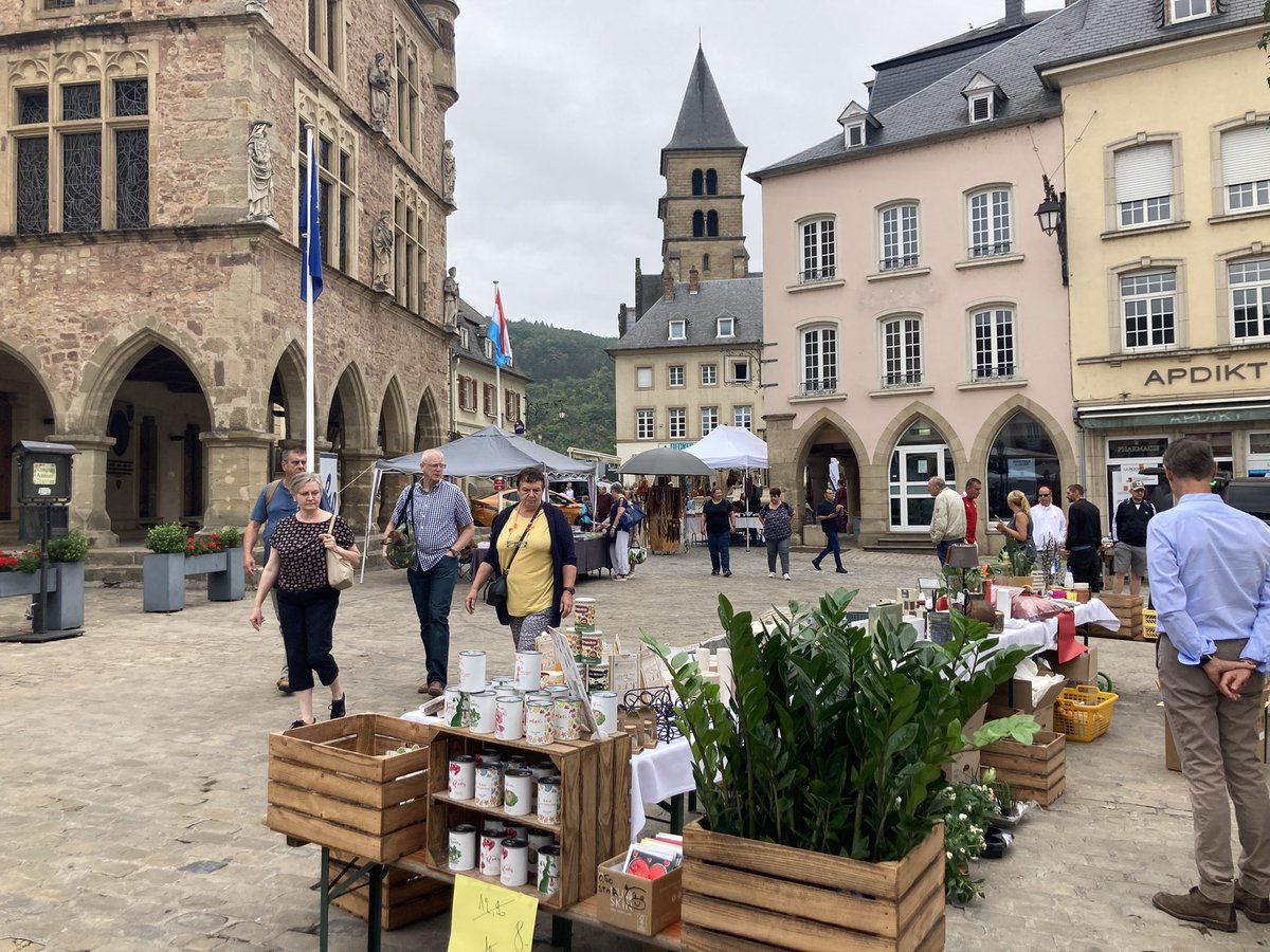 euro_tour's tweet image. エヒテルナッハ(ルクセンブルク)。
本日の風景より④
散策よりの風景。
四枚目。行く先々で見かける、巡礼路を示すホタテ貝のマーク！エヒテルナッハでも見つけました。写真を撮っているとスペイン人から声を掛けられました。そして、“Buen camino！“と言って去って行きました👍