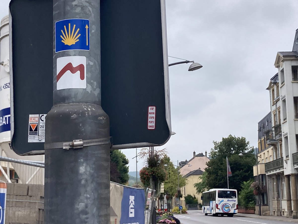 euro_tour's tweet image. エヒテルナッハ(ルクセンブルク)。
本日の風景より④
散策よりの風景。
四枚目。行く先々で見かける、巡礼路を示すホタテ貝のマーク！エヒテルナッハでも見つけました。写真を撮っているとスペイン人から声を掛けられました。そして、“Buen camino！“と言って去って行きました👍