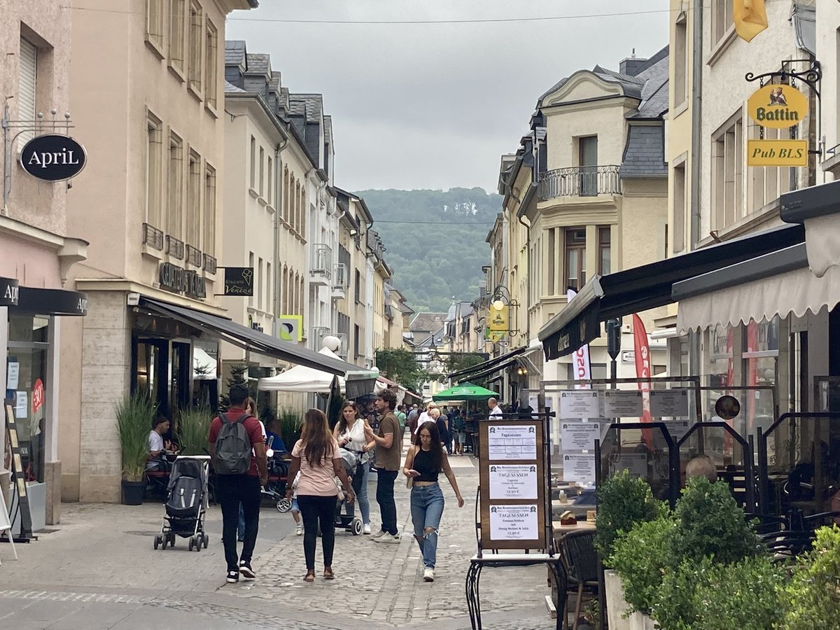 euro_tour's tweet image. エヒテルナッハ(ルクセンブルク)。
本日の風景より④
散策よりの風景。
四枚目。行く先々で見かける、巡礼路を示すホタテ貝のマーク！エヒテルナッハでも見つけました。写真を撮っているとスペイン人から声を掛けられました。そして、“Buen camino！“と言って去って行きました👍