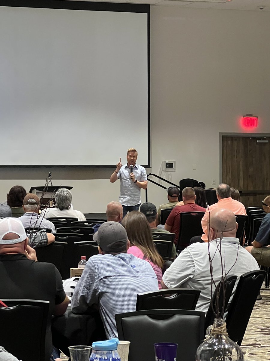 WalkerFarmFam1's tweet photo. ⁦@ScottWarner18⁩ sharing knowledge at Video Creators United #creators #youtube #walkerfarmfam https://t.co/9nJ5hclhIo