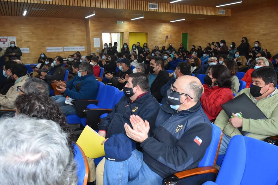 Nos encontramos en la ceremonia de firmas de adjudicación de proyecto del 7% del Fondo FNDR , está vez será para la adquisición de equipamiento para Forestal para la Sexta Compañía del  Cuerpo de Bomberos de Castro, agradecemos al Gobierno regional y a nuestros Consejeros.