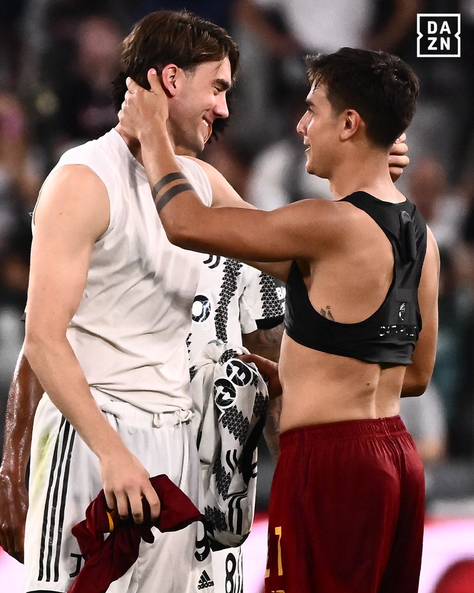 DAZN_IT's tweet photo. Trovate qualcuno che vi guardi come si guardano Vlahovic e Dybala ❤️

#JuveRoma #DAZN https://t.co/dPOgMFaRAj