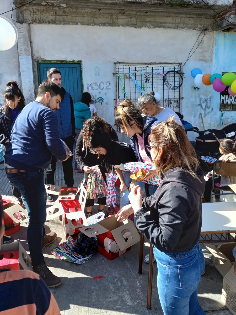 DiegoivanPania1's tweet photo. Día del niño en merendero las margaritas lugano con los compañeros @JorgeMenesesOK @dariogartner https://t.co/ne6800HmJa