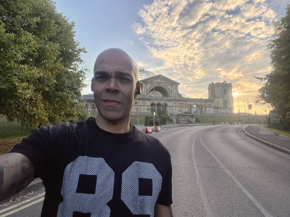 LoveFitnessUK's tweet photo. Saturday early morning cardio from Alexandra Palace. Worth for the calories and the scenery 😉 #allypally #cardio #fitness #marcelomonacopt #london #uk #twelverulesforasixpack https://t.co/QiZBQEy8KV