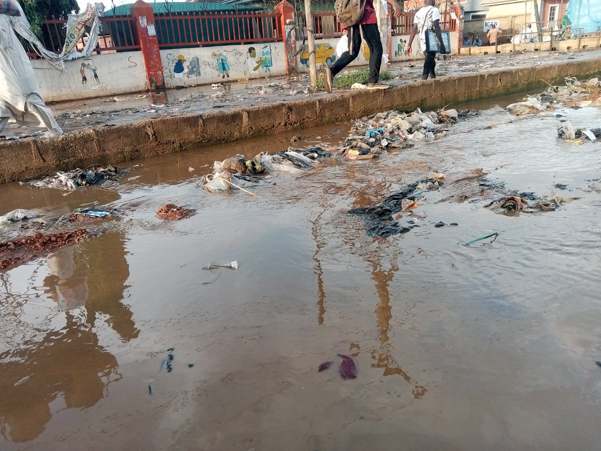 aliyusadiq_gky's tweet photo. Earlier this evening, I encountered heavy traffic due to flooding that slowed vehicle movement.

Again another example of indiscriminate waste disposal blocking drainages and causing flooding.

#WhatHasChanged 
#Youth4HealthyEnvironment
#IYD2022 https://t.co/CR0rk47Mf9
