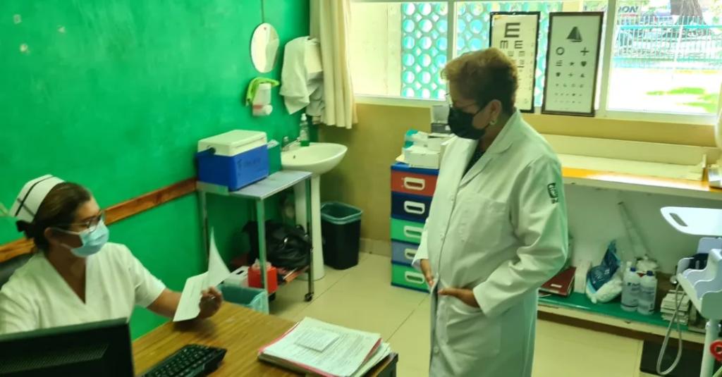 IMSSVERSUR1's tweet photo. La titular del #IMSSVeracruzSur, Dra. María Magdalena Chiquito Rivera, supervisa en las unidades médicas🏥 las acciones de la 12va. Jornada #ContinuidadDeServiciosIMSS.
#ConElÁguilaBienPuesta🦅 https://t.co/WyPOmRiArN