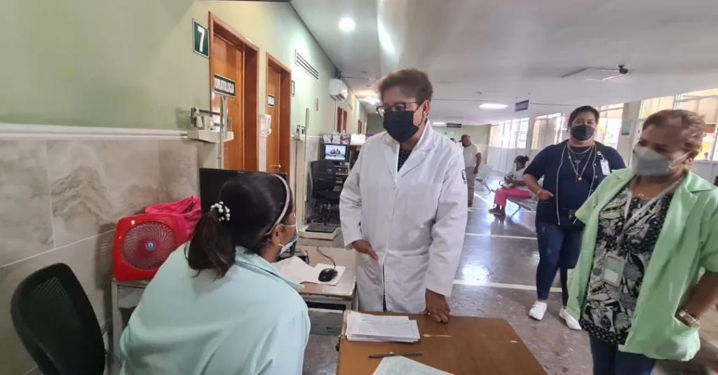 IMSSVERSUR1's tweet photo. La titular del #IMSSVeracruzSur, Dra. María Magdalena Chiquito Rivera, supervisa en las unidades médicas🏥 las acciones de la 12va. Jornada #ContinuidadDeServiciosIMSS.
#ConElÁguilaBienPuesta🦅 https://t.co/WyPOmRiArN