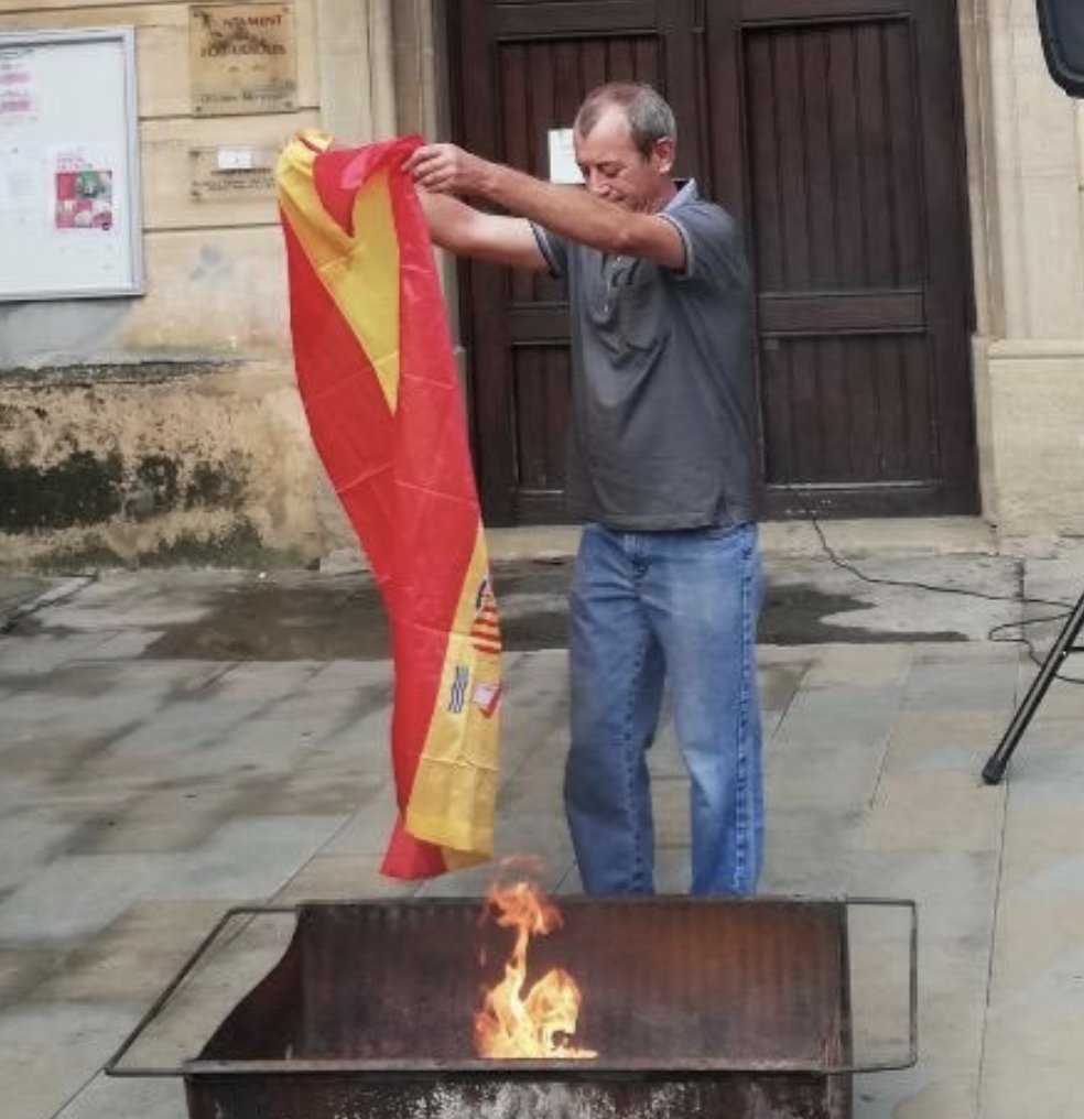 DolcaCatalunya's tweet photo. La policía busca a este individuo por delito de ultraje a España en Folguerolas (Barcelona).

¿Lo conoce? https://t.co/r9rbvvjyyN