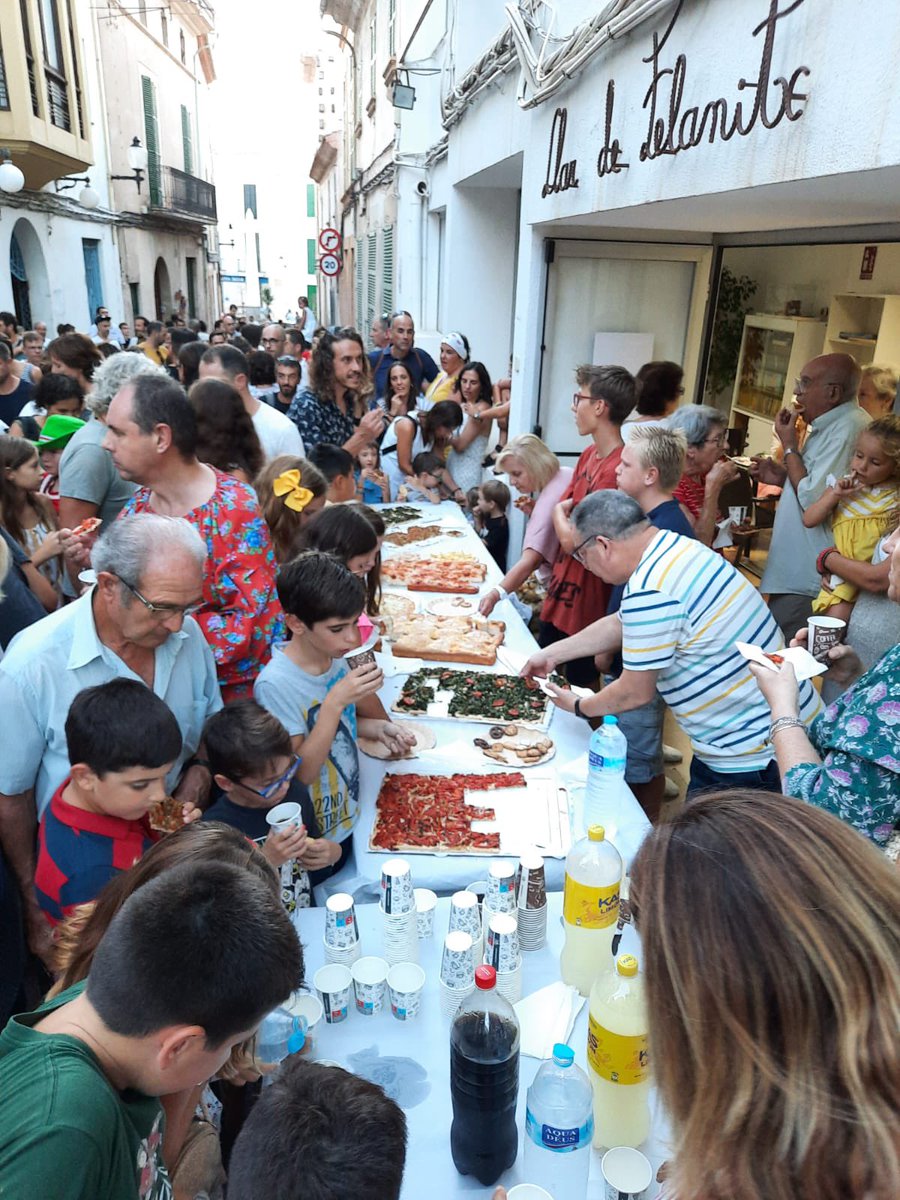 imasmallorca's tweet photo. 🎊 Gaudim amb la #gentgran de #Felanitx dels actes organitzats per les festes patronals de #SantAgustí
🐴Durant el cercavila, com és tradició, els caparrots, dimonis i #cavallets han fet una aturada a la #LlardeFelanitx i han ballat per a les persones majors
Bones festes! https://t.co/FPsExmBxXM