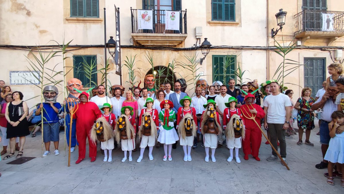 imasmallorca's tweet photo. 🎊 Gaudim amb la #gentgran de #Felanitx dels actes organitzats per les festes patronals de #SantAgustí
🐴Durant el cercavila, com és tradició, els caparrots, dimonis i #cavallets han fet una aturada a la #LlardeFelanitx i han ballat per a les persones majors
Bones festes! https://t.co/FPsExmBxXM