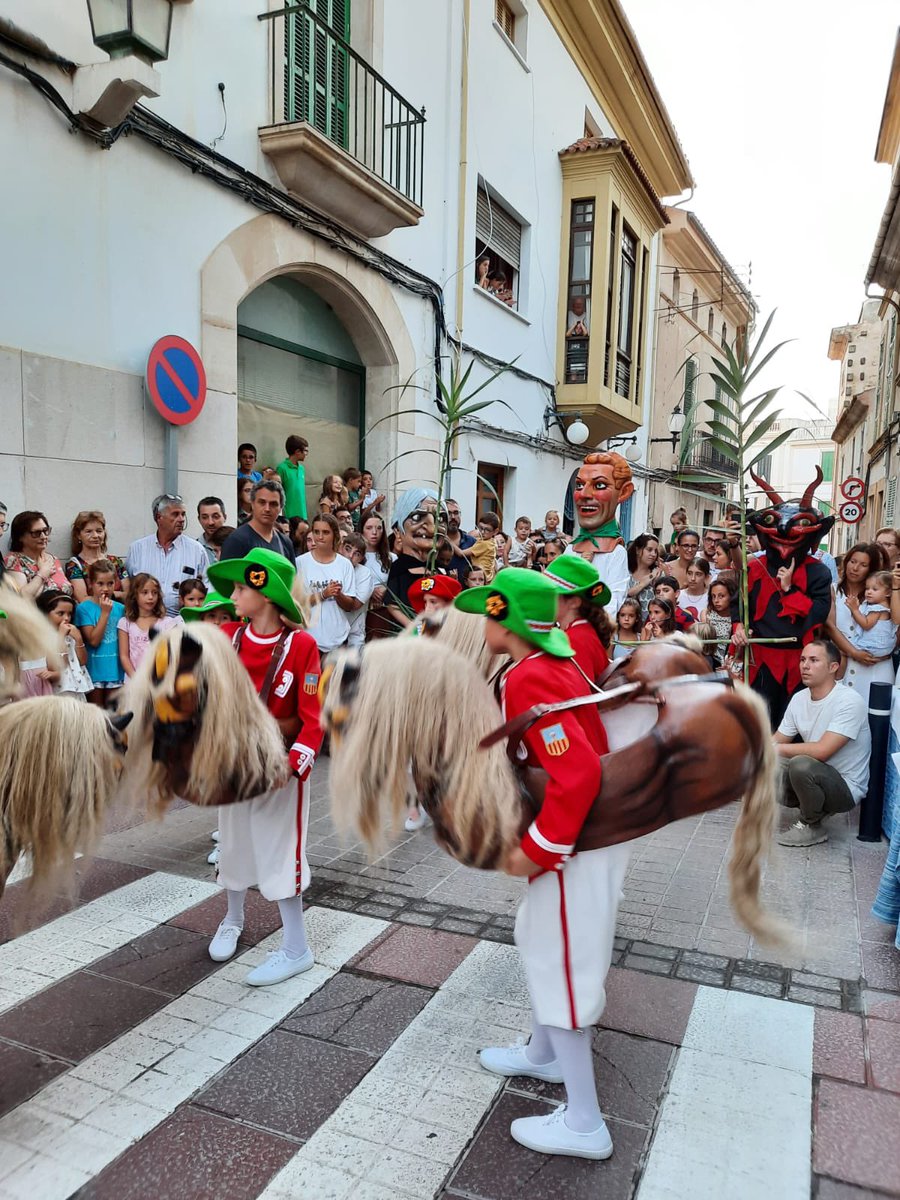imasmallorca's tweet photo. 🎊 Gaudim amb la #gentgran de #Felanitx dels actes organitzats per les festes patronals de #SantAgustí
🐴Durant el cercavila, com és tradició, els caparrots, dimonis i #cavallets han fet una aturada a la #LlardeFelanitx i han ballat per a les persones majors
Bones festes! https://t.co/FPsExmBxXM