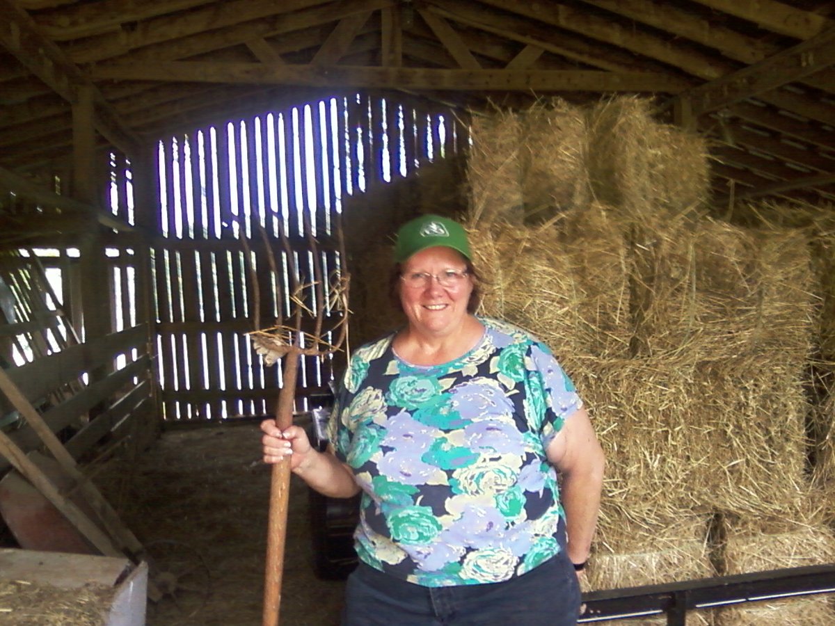 handmadebybetsy's tweet photo. Betsy loves helping her husband Chris with the hay bales

Have you worked with bales of hay before?

#sheshedhomedecor #wreaths #giftideas #unique #personalizedgifts #homedecor #newhomegift #haybarn #haybale https://t.co/93ixirBl2p