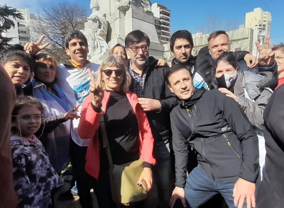 AdunaUndav's tweet photo. ADUNA presente, junto a todos los claustros de la UNDAV, en Plaza Alsina en el banderazo en apoyo a Cristina.
#TodosconCristina #Todosconella #Aduna #Anduna #Aguna #FUNDAV https://t.co/chlZNm3ZqW