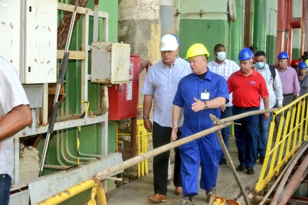 cubanelement's tweet photo. Miren la baranda y la cara de Canel, miren la destrucción a niveles épicos, y el camarógrafo es de los nuestros... https://t.co/NLH7pYBvjA