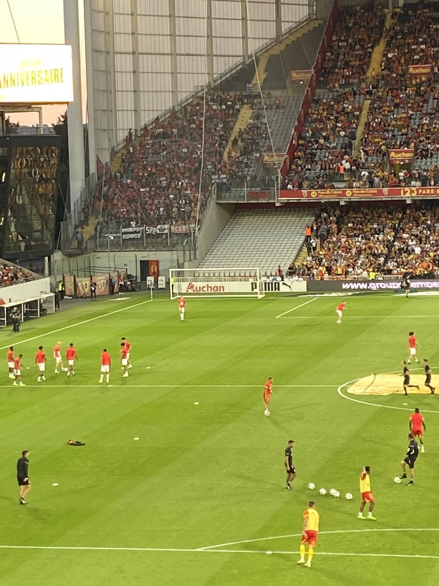 Leroy_du_Coron's tweet photo. Parcage plein côté rennais ! 👏👏👏 #RCLSRFC https://t.co/noWjnBse4j