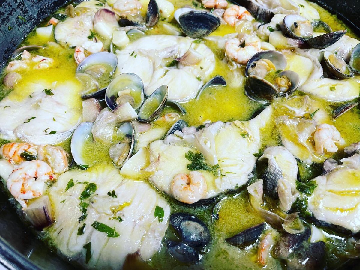 7monjas's tweet photo. 🔴| #Merluza #Palangre. Se puede, casi, saborear esta fantástica receta de Merluza del norte, Almejas Gallegas y Gamba Roja de #Garrucha regada con #Chardonnay . La Cocina Mediterránea es maravillosa. #7Monjas #fueradecarta #CasetaElCurva . 👇🏼👇🏼👇🏼 https://t.co/9wMaruLT0t