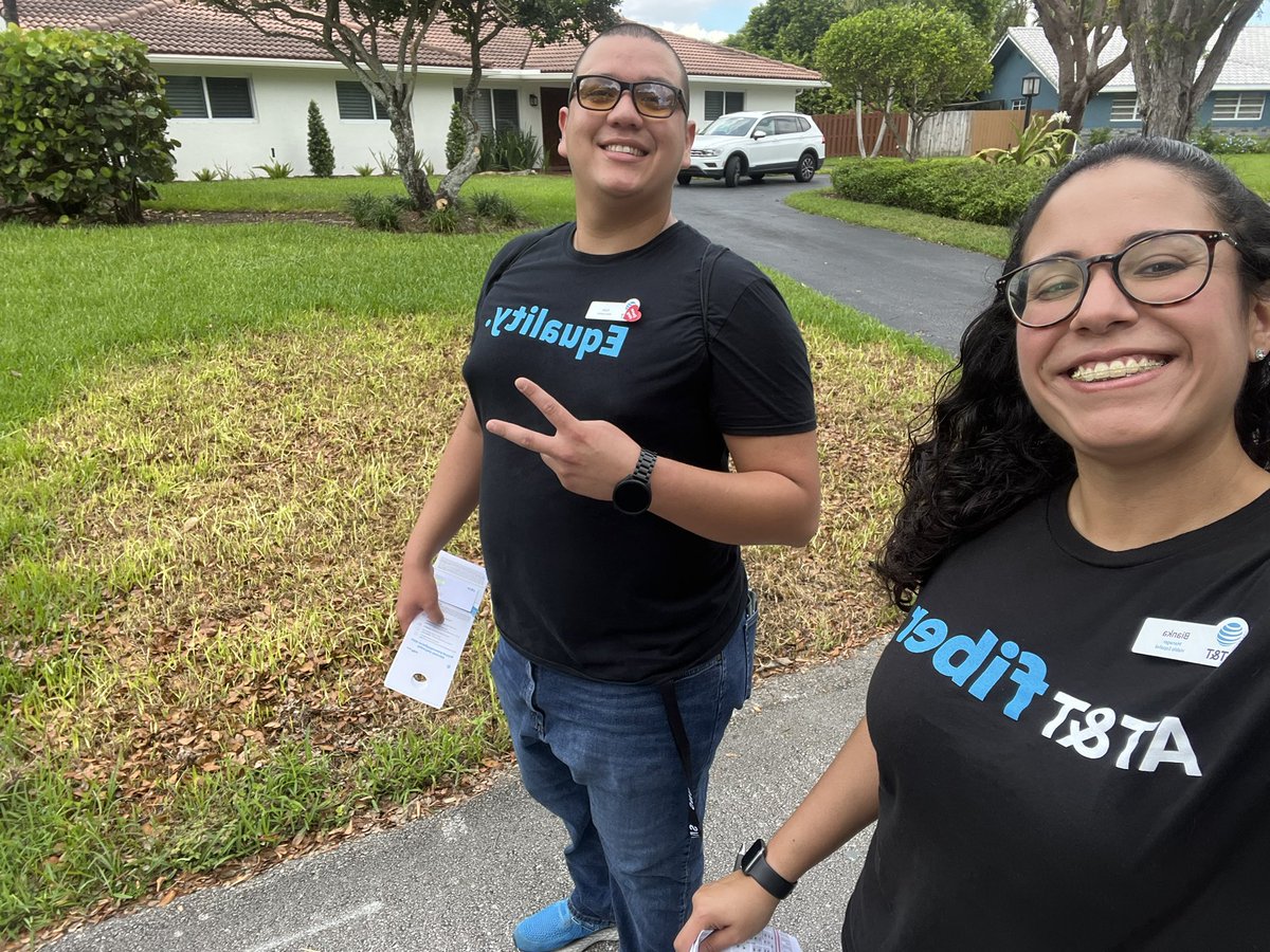 BiankaH26's tweet photo. โจKDGโจ with ๐ฅFIBERFEVER๐ฅ at our Fiber Event on this sunny Saturday โ๏ธ Shoutout to @RocabadoWilliam for supporting our Fiber Wins today ๐ช #OneFLA #TeamHeatWave #AttFiber #LifeAtATT @brizzbusiness @DilmaAZambrano @eniggemann @Sarah_Poole85 @One_FLA https://t.co/ani9GqDDhF