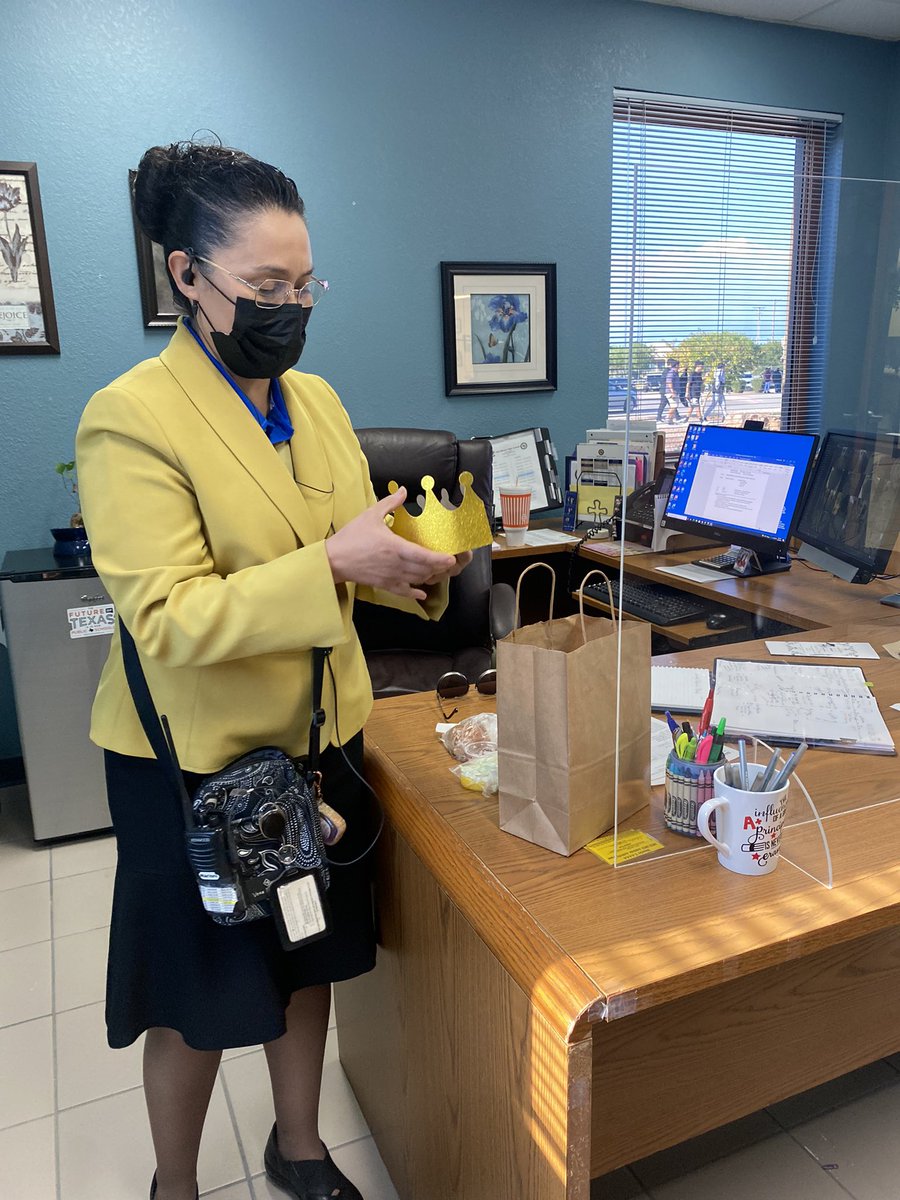 SEHS2023's tweet photo. A special gift for a special person,🤲🏼 from behalf of the class of 2023 and our sponsors @MsErikaMorales &amp; @JGonzalez_SEHS thank you for all that you do for our school,🦅 we hope you like it!💛💙@Marioni_SEHS 
#Eaglelife23 #Lifeof2023 https://t.co/KFKPKCdA8i