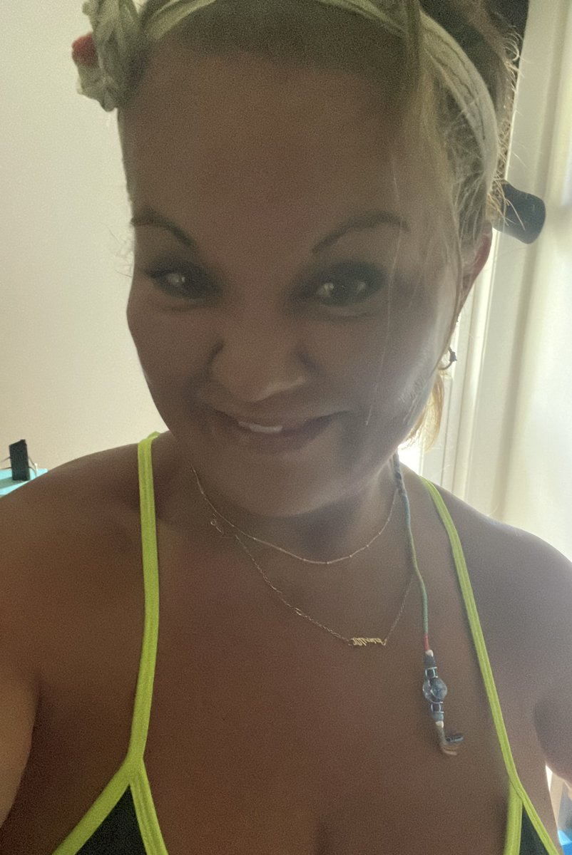 synigizesales's tweet photo. Home sweet home ❤️ hair wrap strand and all! Now to play gardener after being gone for a week…here I come! #plantlife #bloomcatch #nature https://t.co/h1YTsKmCpe