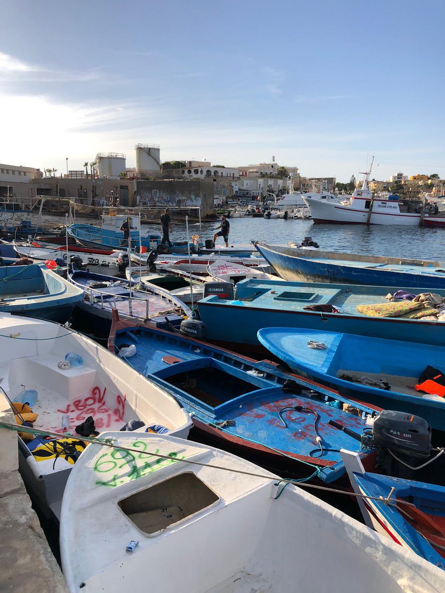 Medhope_FCEI's tweet photo. Oggi a #Lampedusa ci sono stati 42 #approdi. Tantissime persone, prevalentemente dalla #Tunisia. Molte famiglie, anche bambini e bambine. Benvenute, benvenuti.
#accoglienza #dirittiumani #safepassages https://t.co/T0mRo0M3qa