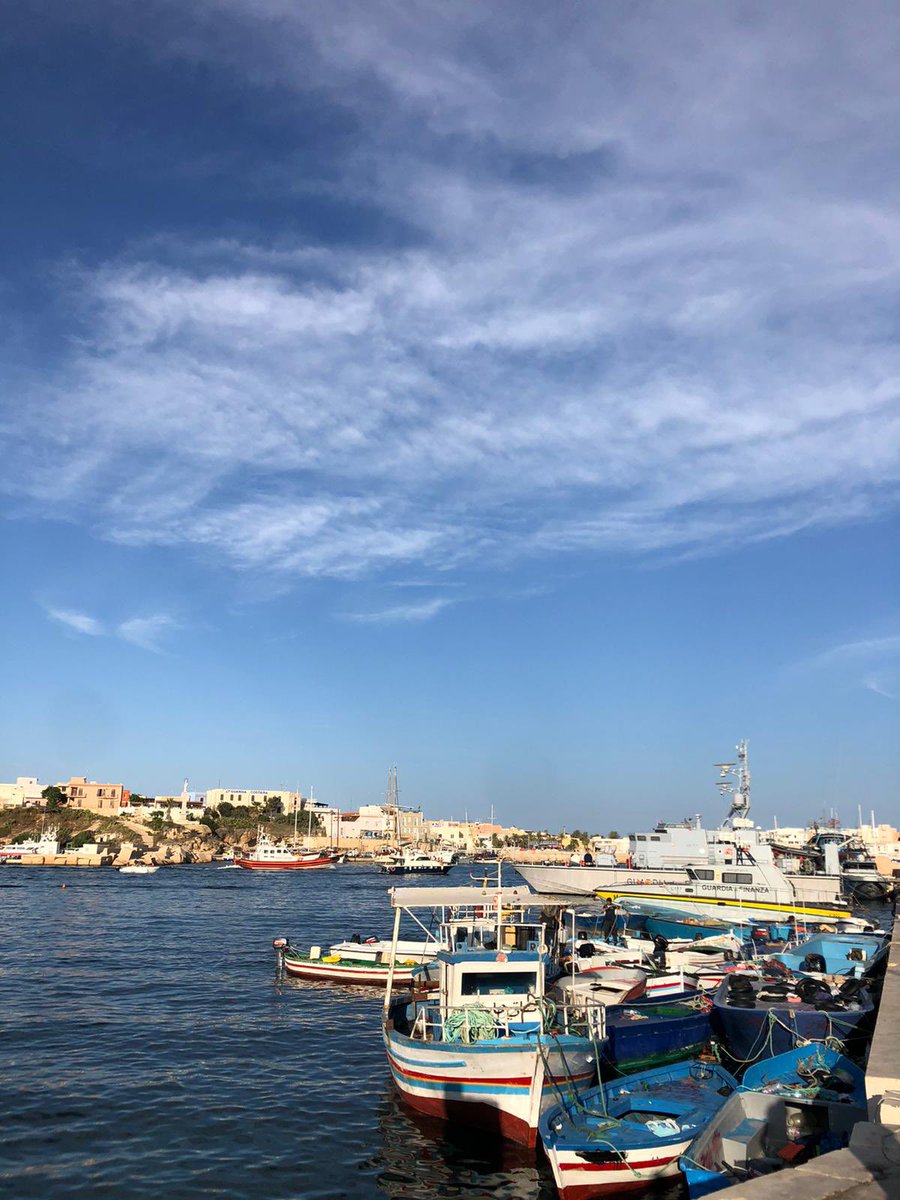 Medhope_FCEI's tweet photo. Oggi a #Lampedusa ci sono stati 42 #approdi. Tantissime persone, prevalentemente dalla #Tunisia. Molte famiglie, anche bambini e bambine. Benvenute, benvenuti.
#accoglienza #dirittiumani #safepassages https://t.co/T0mRo0M3qa