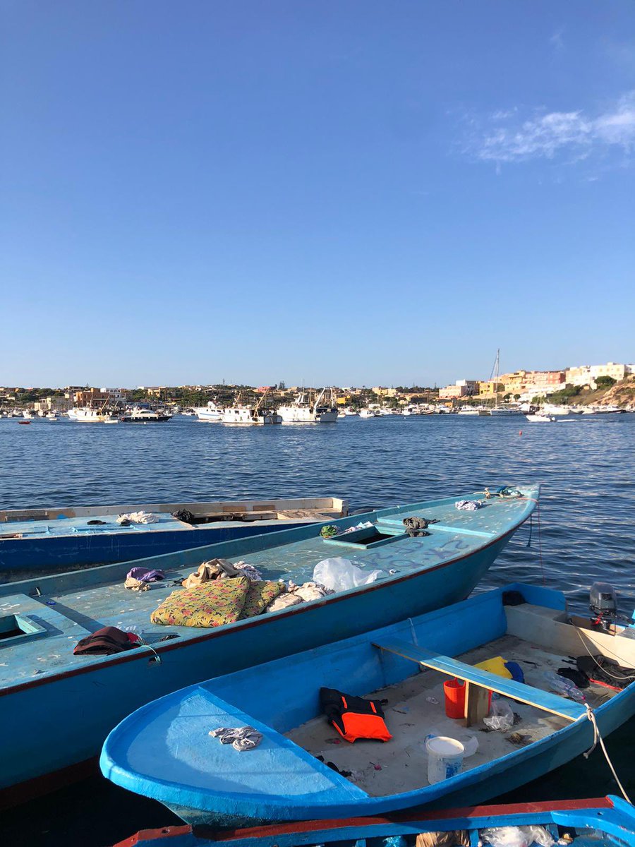 Medhope_FCEI's tweet photo. Oggi a #Lampedusa ci sono stati 42 #approdi. Tantissime persone, prevalentemente dalla #Tunisia. Molte famiglie, anche bambini e bambine. Benvenute, benvenuti.
#accoglienza #dirittiumani #safepassages https://t.co/T0mRo0M3qa