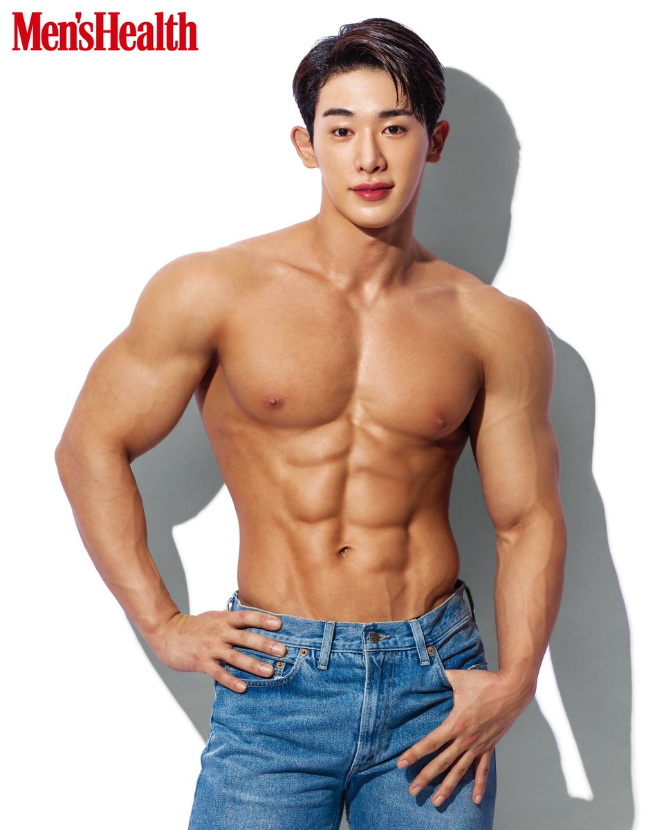 wild_artist32's tweet photo. how does he hide that bod in those clothes..... a mystery
#wonho #weenee #kpop https://t.co/FgspNzm17i