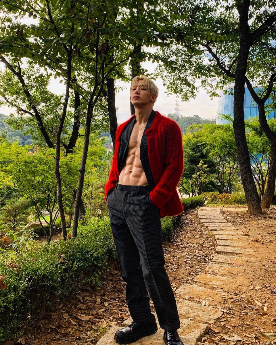 wild_artist32's tweet photo. how does he hide that bod in those clothes..... a mystery
#wonho #weenee #kpop https://t.co/FgspNzm17i