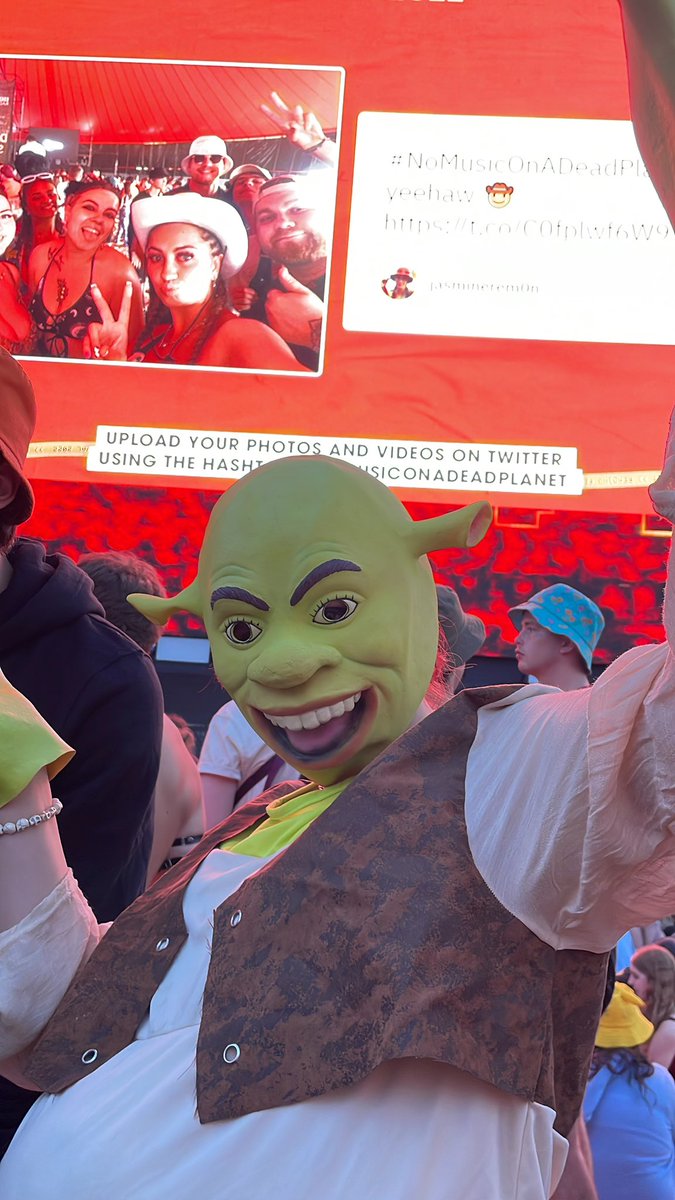 EmilyGraceCham's tweet photo. Shreks all ready for BMTH #NoMusicOnADeadPlanet https://t.co/PaLovdLS5v
