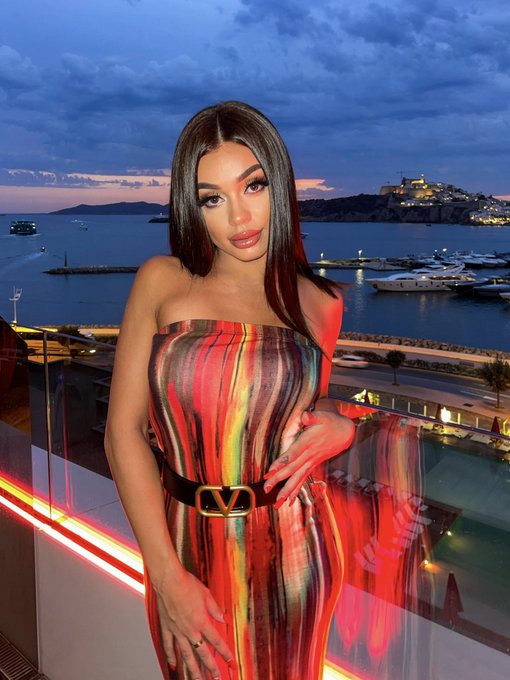 Ti piaccio anche con i vestiti?🧡 https://t.co/OkhkRJIixI