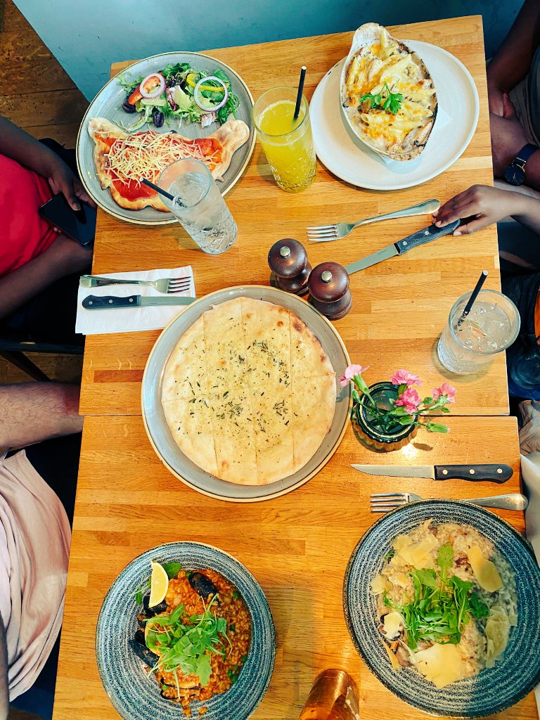 lakemz's tweet photo. Late lunch with a few good people. #BankHolidayWeekends https://t.co/w0BqpqNtyS