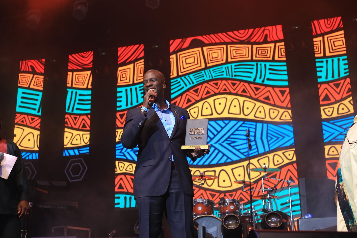 Legendsaliveug's tweet photo. Awarding legends while still alive. Congratulations uncle Mitch. 

#LegendsAliveUg, #MoniqueSeka, #rgConsult. 

Grooving with:@bukeddetv ,@newvisionwire , @PepsiUganda , @simbaradio , @nakaseromarket1#LegendsAliveUg, @RemmygiousL https://t.co/0ZtSxTnjBQ