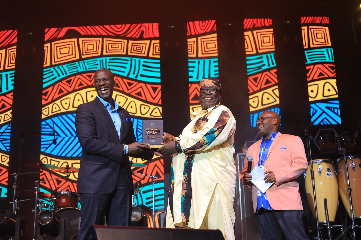 Legendsaliveug's tweet photo. Awarding legends while still alive. Congratulations uncle Mitch. 

#LegendsAliveUg, #MoniqueSeka, #rgConsult. 

Grooving with:@bukeddetv ,@newvisionwire , @PepsiUganda , @simbaradio , @nakaseromarket1#LegendsAliveUg, @RemmygiousL https://t.co/0ZtSxTnjBQ