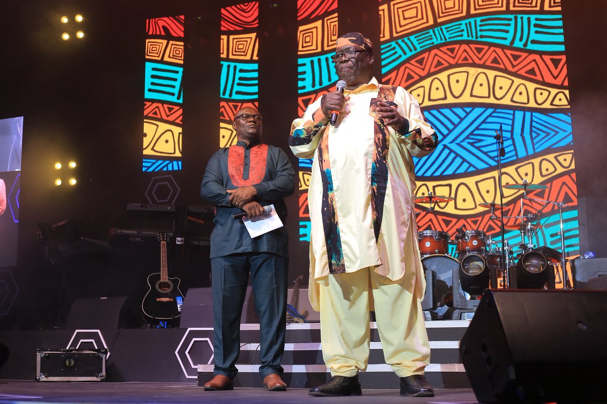 Legendsaliveug's tweet photo. Awarding legends while still alive. Congratulations uncle Mitch. 

#LegendsAliveUg, #MoniqueSeka, #rgConsult. 

Grooving with:@bukeddetv ,@newvisionwire , @PepsiUganda , @simbaradio , @nakaseromarket1#LegendsAliveUg, @RemmygiousL https://t.co/0ZtSxTnjBQ