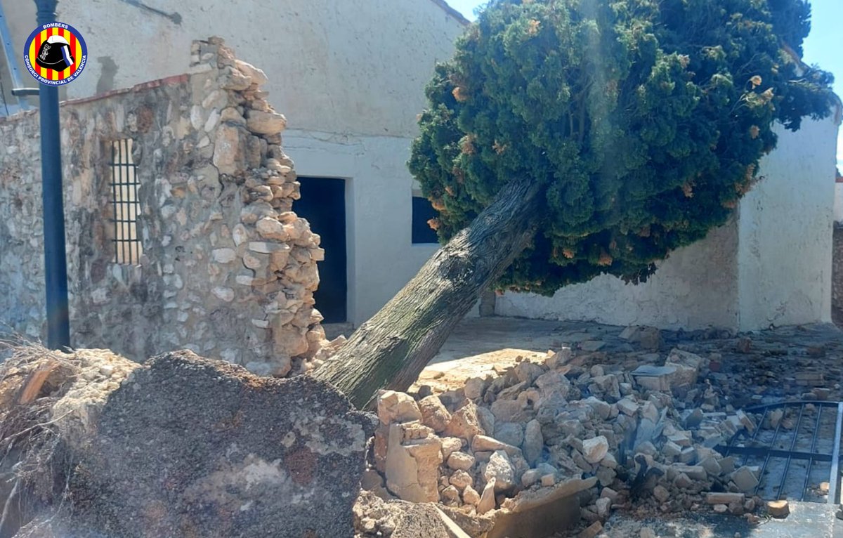 BombersValencia's tweet photo. 🌳🔥Les brigades forestals del Consorci #BRIFO han intervingut durant tot el dia en diferents serveis ocasionats per la tempesta. En imatges la retirada d'arbre a Montesa i els treballs a l'incendi de Llombai. https://t.co/AcVrY9k372