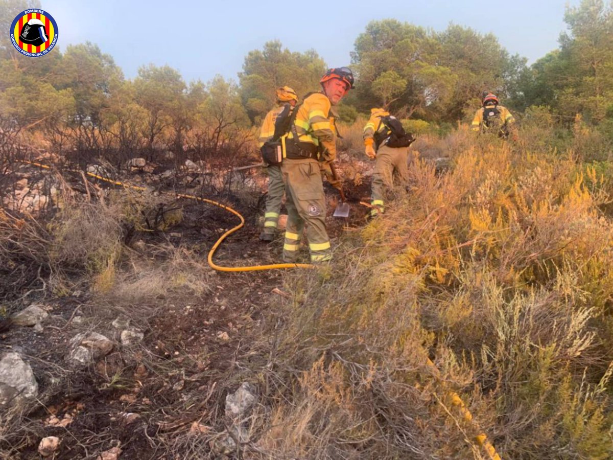 BombersValencia's tweet photo. 🌳🔥Les brigades forestals del Consorci #BRIFO han intervingut durant tot el dia en diferents serveis ocasionats per la tempesta. En imatges la retirada d'arbre a Montesa i els treballs a l'incendi de Llombai. https://t.co/AcVrY9k372