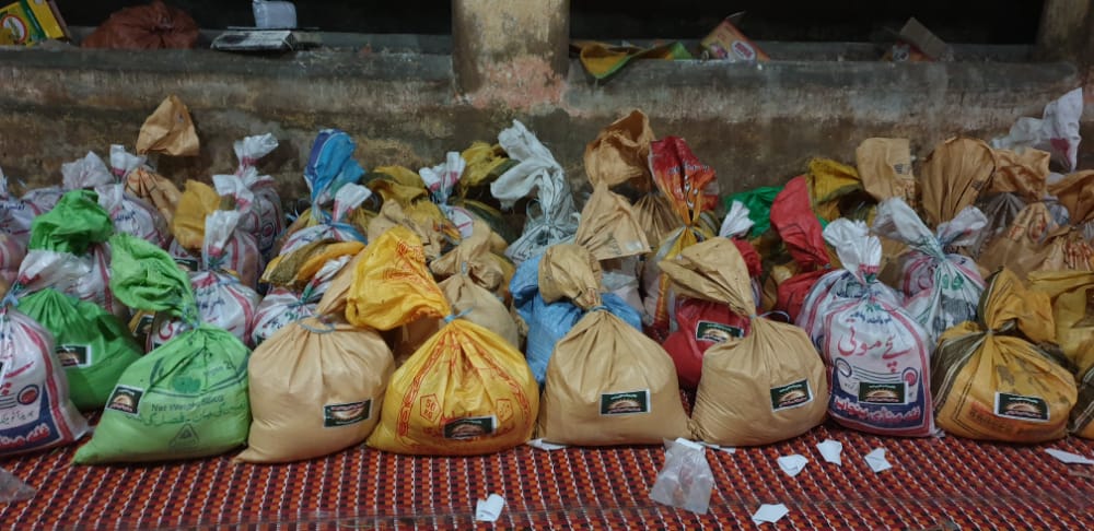 sumeetkrathore's tweet photo. District Ghotki has been famous for its atrocities against one community, however, Nishkam Youth Forum Ghotki has not spared their country fellows alone in such a dire situation. Out of 600 ration bags target, 100 bags have been set to distribute in nearby flood affected areas https://t.co/VkL5BaJCoS