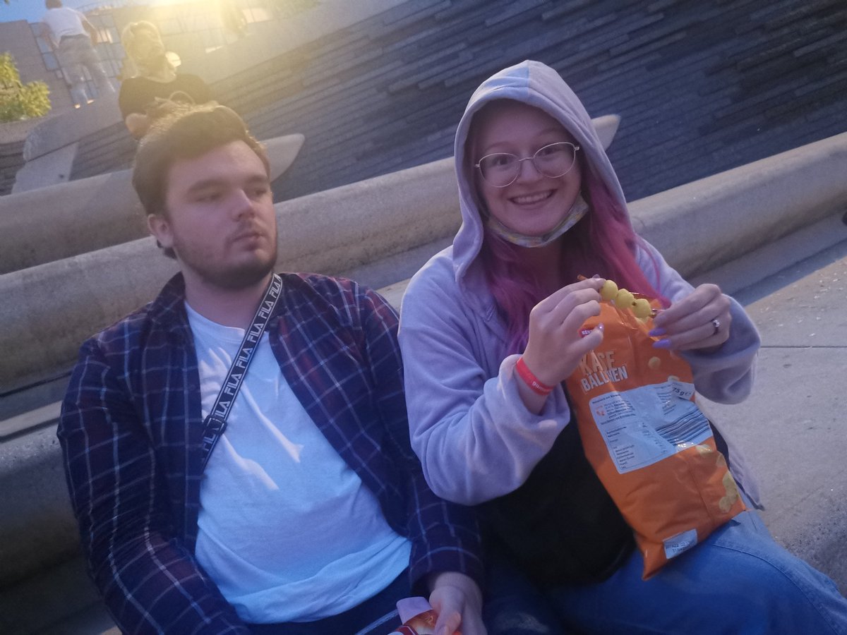 Rotlichtfury's tweet image. Wenn @l_in_a_box ihren Salzstangen käsebällchen Spieß präsentiert