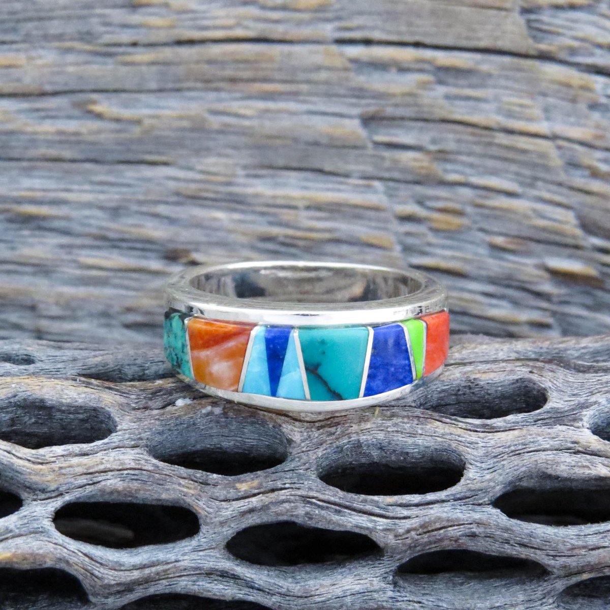 KokopelliTrade's tweet image. SHOP HERE: etsy.me/3e16Hlg 
Infuse some color into you life with this Multi Stone Channel Inlaid Ring Size 8 3/4 

#navajoring #navajo jewelry #colorfulring #inlaidring #buyauthentic #unisexadults