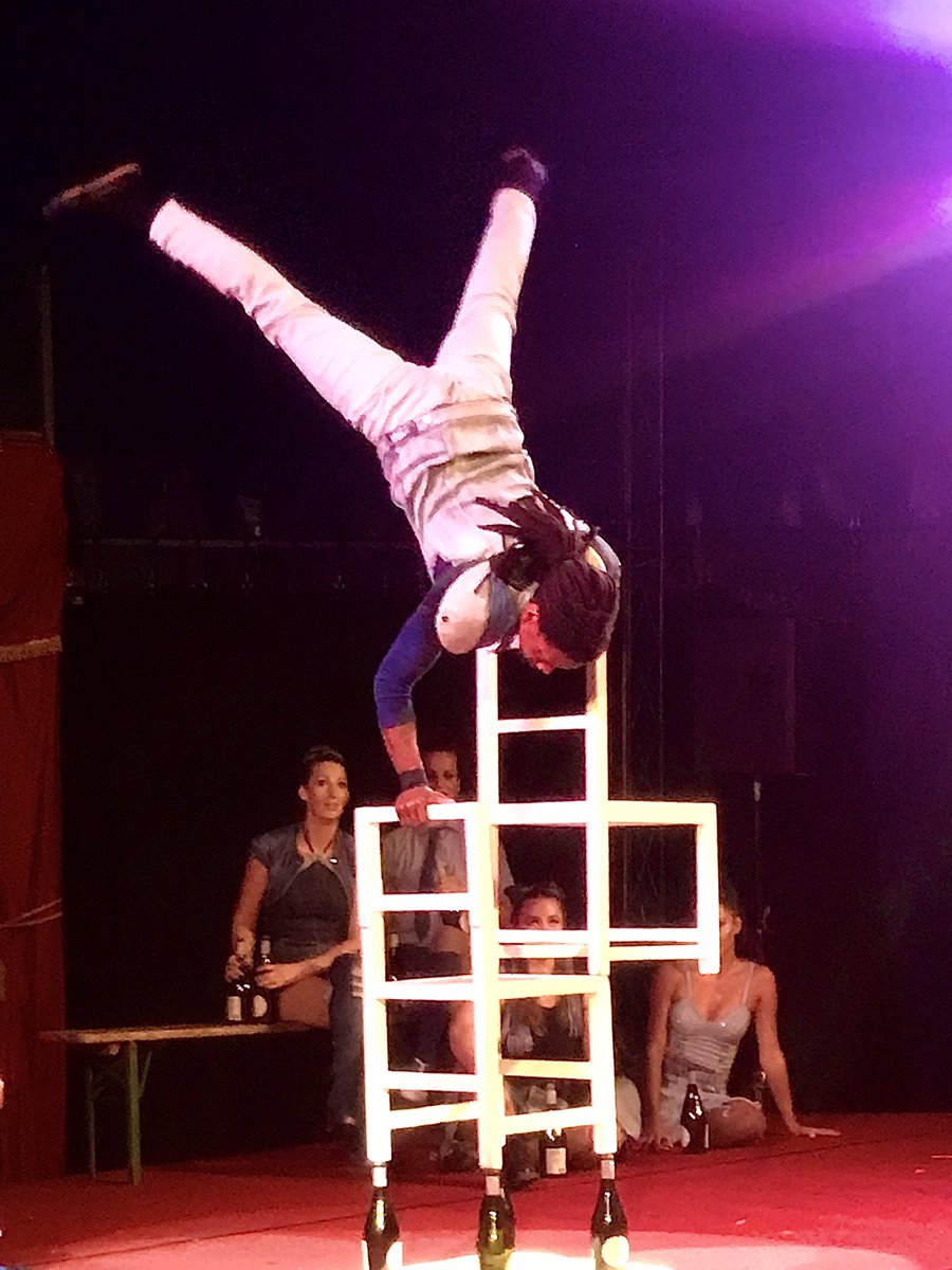 MirteDamen's tweet photo. Enorm genoten en mij absoluut non-stop verwonderd. Het was vol van schoonheid en adembenemend mooi.
Het was Briljant, fenomenaal, geweldig! Top acrobatiek.
Het is een klein maar fantastisch warm circus. #magiccircus #woerden https://t.co/P5FhpcFV2O