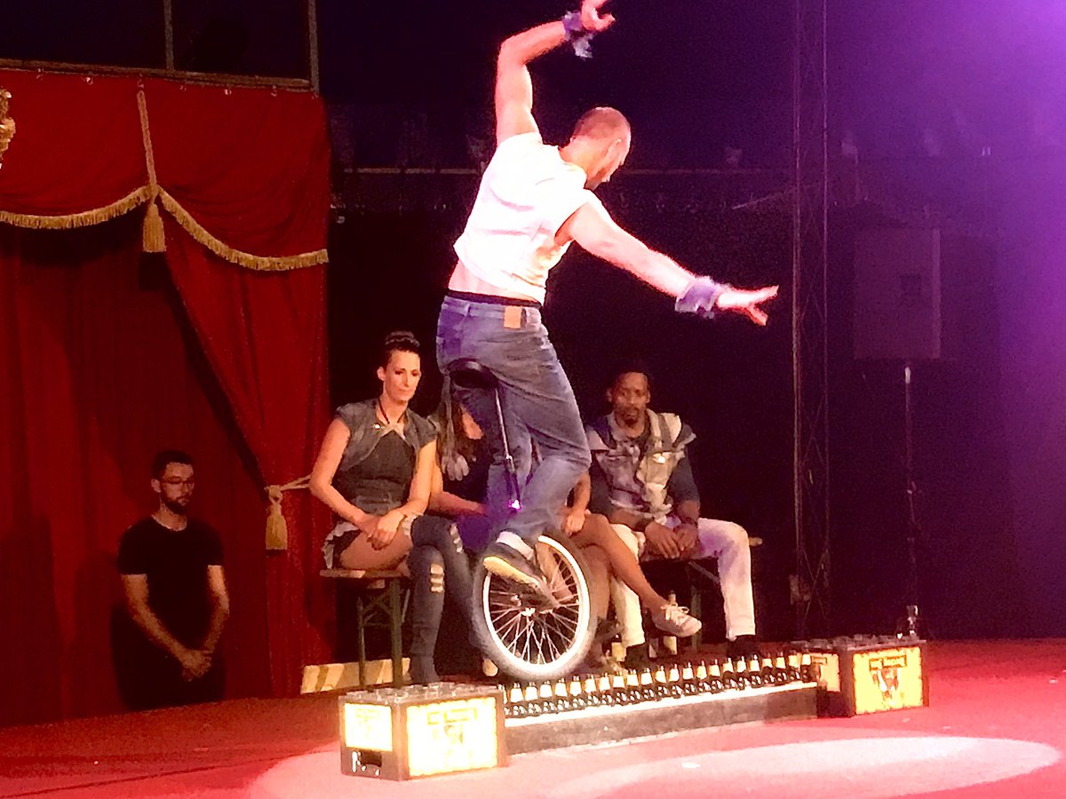 MirteDamen's tweet photo. Enorm genoten en mij absoluut non-stop verwonderd. Het was vol van schoonheid en adembenemend mooi.
Het was Briljant, fenomenaal, geweldig! Top acrobatiek.
Het is een klein maar fantastisch warm circus. #magiccircus #woerden https://t.co/P5FhpcFV2O