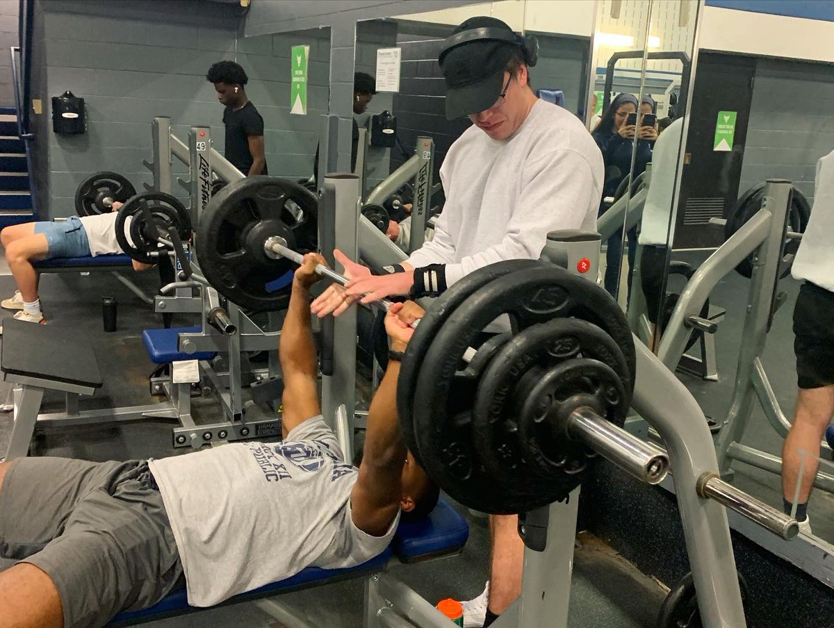 UBrecreation's tweet photo. We see you already making those gain, Bulls!! 🤘💪 #ubuffalo #ubrec https://t.co/B0DrzqGXtF