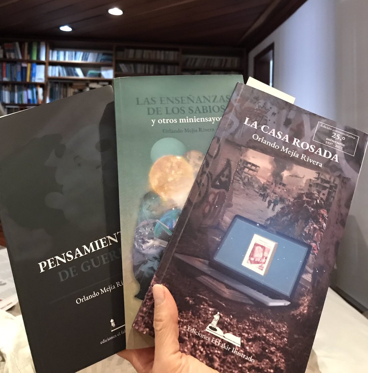 ClaudiaJarAngel's tweet photo. Estoy muy feliz de recibir este regalo de @OrlandoMejaRiv1. La semana pasada en la @FeriadelLibroMz estuvimos en el lanzamiento de su nuevo libro y en lectura de poesía con @octavioescobarg y @Antoniomaflorez. ¡Que nuestra facultad se siga llenando de escritor@s! https://t.co/Xpumfp5KKS
