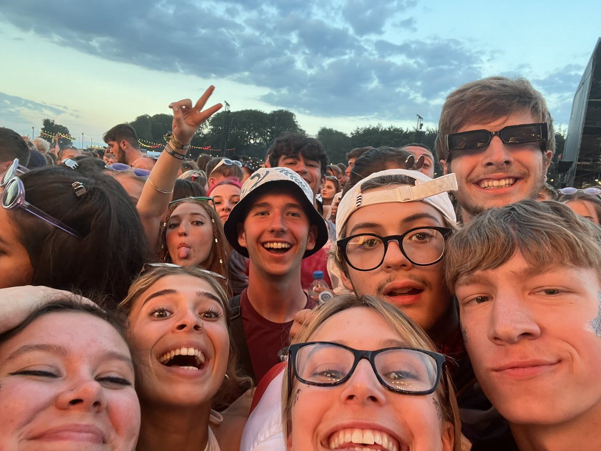 eddienick123's tweet photo. #nomusicondeadplanet #LeedsFestival megan pls i’ll be a good house wife 🫶🫶🫶😻😻😎😎 https://t.co/WGInou0IFq