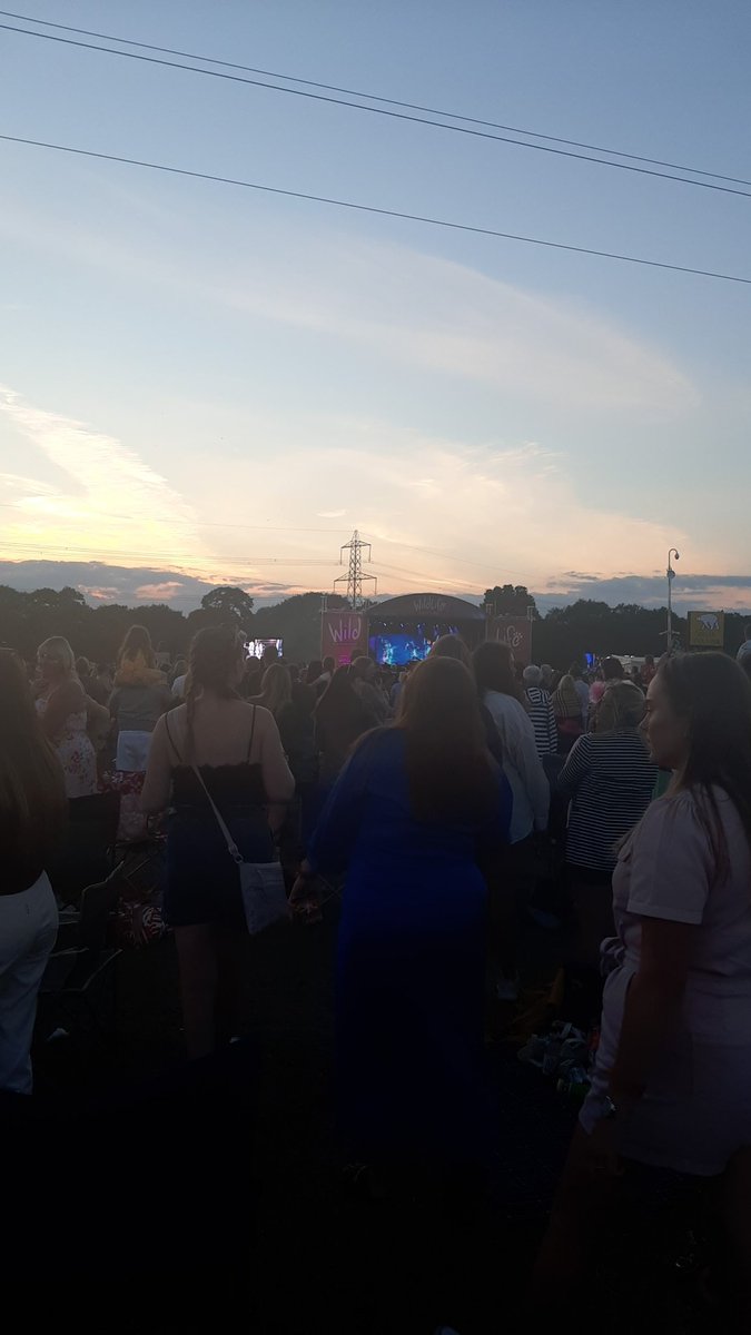 CircleThinker's tweet photo. This many people at @YorkshireWP to see Steps and they haven't even got a decent enough sound system for the whole crowd to hear them 😬 hey Yorkshire Wildlife Park can you TURN IT UP https://t.co/Qk2g6kknU9
