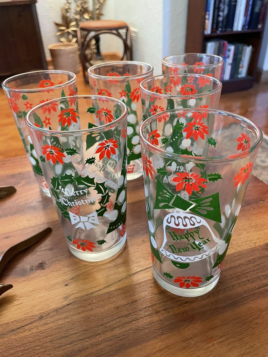 ErasShoppe's tweet photo. Some flea market finds that will go in my space at https://t.co/HEVTtjCRNa soon! #erasshoppe #vintage #antique #fleamarketfinds #HOMCO #syroco #hazelatlas https://t.co/UyHbLpdgvh