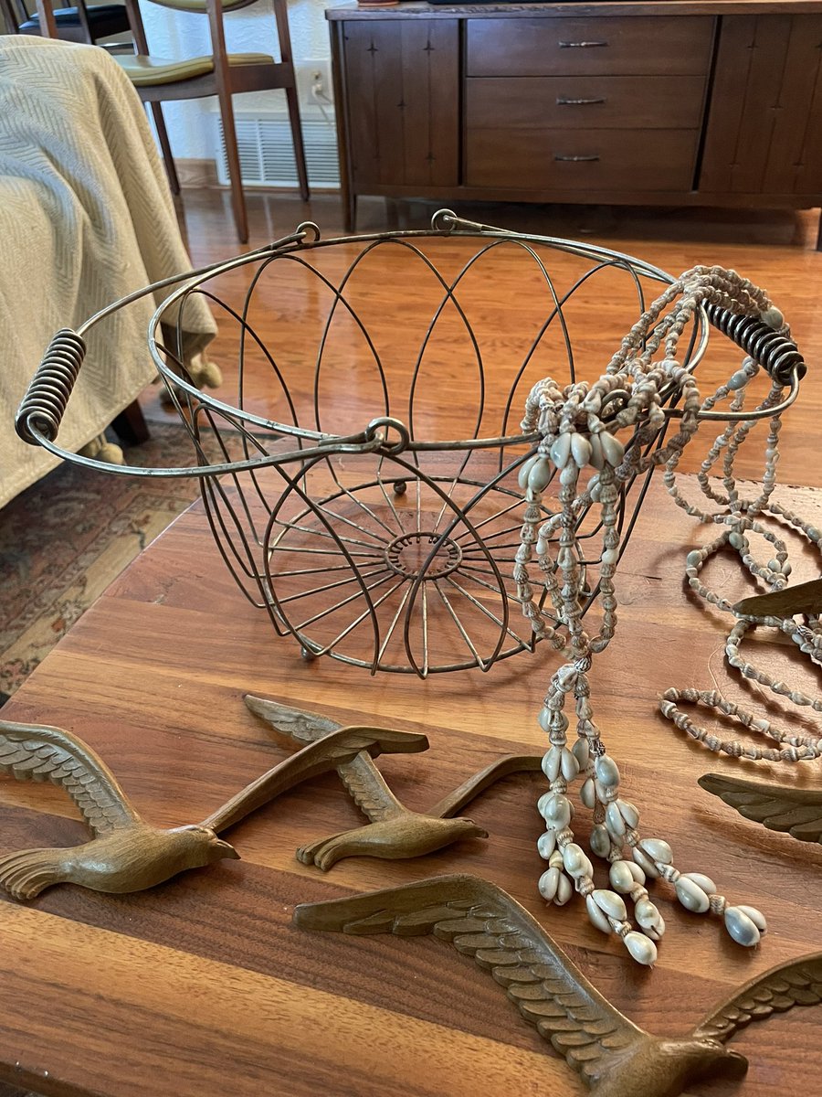 ErasShoppe's tweet photo. Some flea market finds that will go in my space at https://t.co/HEVTtjCRNa soon! #erasshoppe #vintage #antique #fleamarketfinds #HOMCO #syroco #hazelatlas https://t.co/UyHbLpdgvh