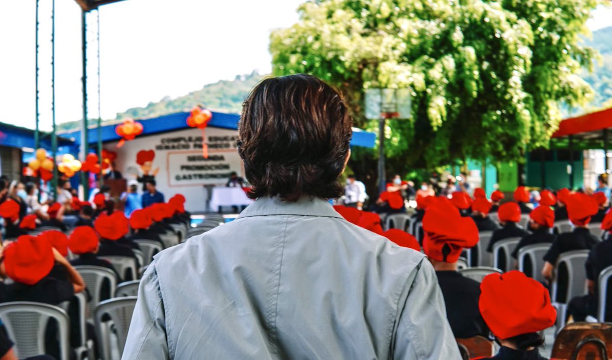 rodrigoayalasv's tweet photo. En la base de la educación siempre habrá esfuerzo y sacrificio, pero su resultado siempre traerá recompensas. 

Felicidades a los 110 graduados del Diplomado en Gastronomía del Complejo Educativo Ignacio Pacheco Castro.

¡Un honor acompañarlos como su padrino en esta travesía! 👨🏻‍🎓 https://t.co/OQC67xM9Zb