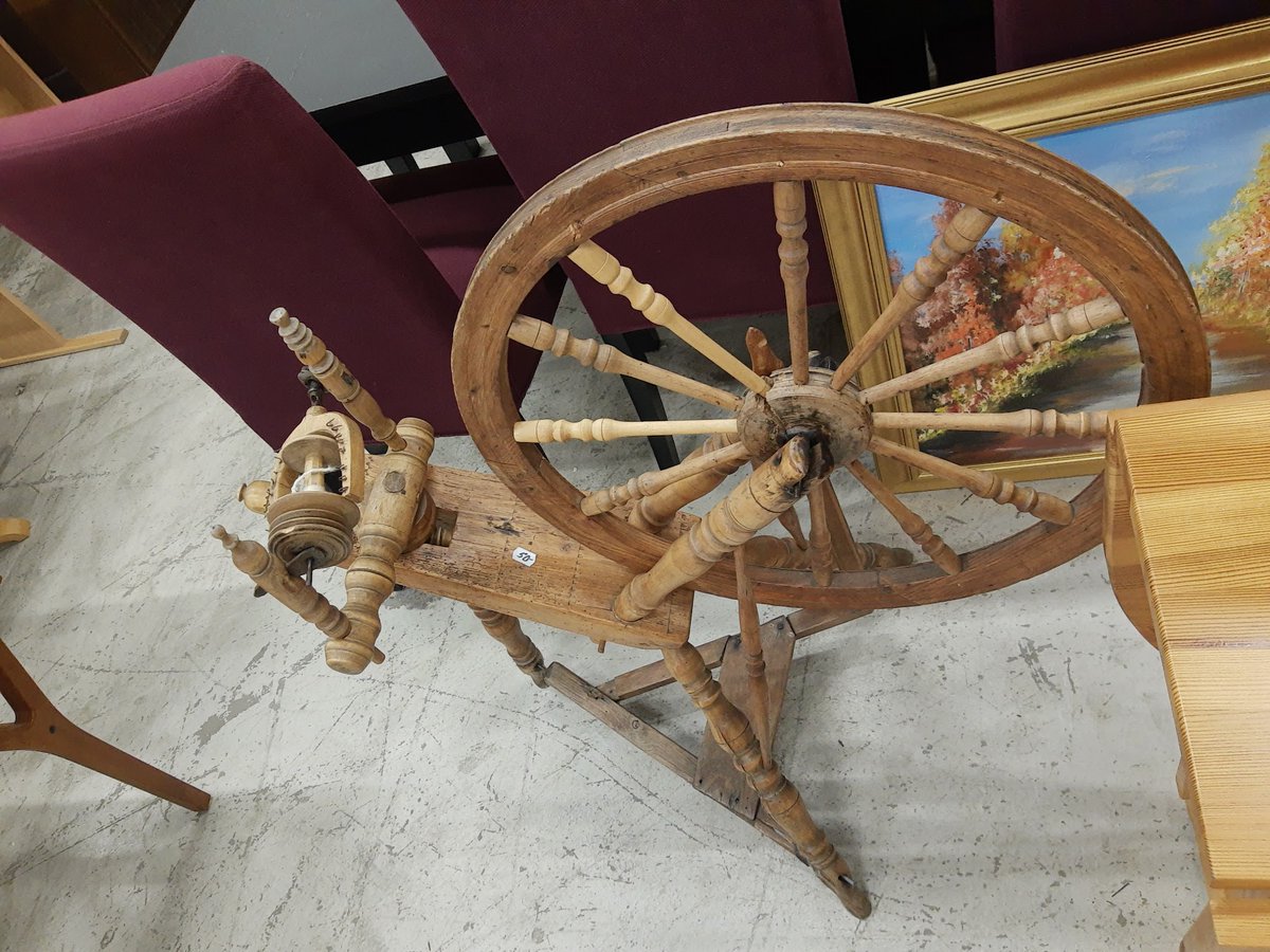 daniel_julia's tweet photo. Curiositat #8: Una activitat per fer a la Suècia profunda, sobretot els dies de mal temps, és anar als #loppis, llocs on es venen coses de segona mà i vintage, molt freqüents i una institució aquí. A la imatge una #filadora antiga per 50sek (menys de 5 eur). https://t.co/dHJJOsvKmg